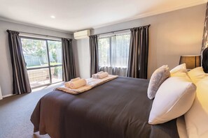 4 bedrooms, iron/ironing board, WiFi, bed sheets