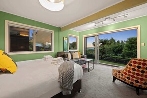 6 bedrooms, iron/ironing board, travel cot, WiFi - Aroha Te Taumata | Great Lake Views & Spa Pool (Rotorua)