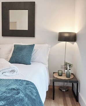 2 chambres, bureau, fer et planche à repasser, lit de bébé portatif
