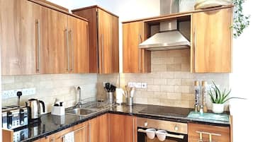 Coffee/tea maker, fridge, microwave, oven