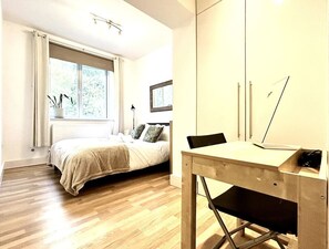Schreibtisch, Bügeleisen/Bügelbrett, Reisekinderbett, kostenloses WLAN
