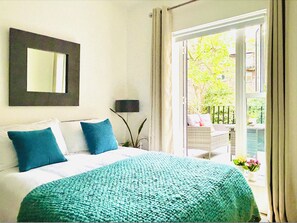 2 habitaciones, escritorio y tabla de planchar con plancha 