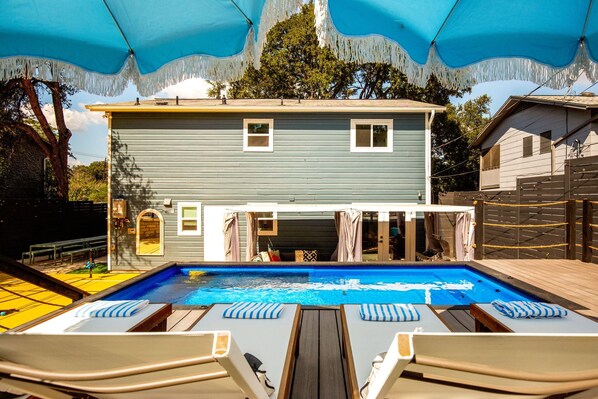 حمّام سباحة خارجي، حمّام سباحة مُدفَّأ