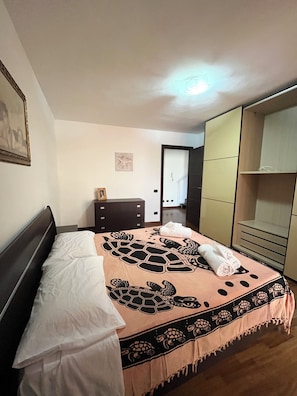 2 bedrooms, desk, free WiFi, bed sheets