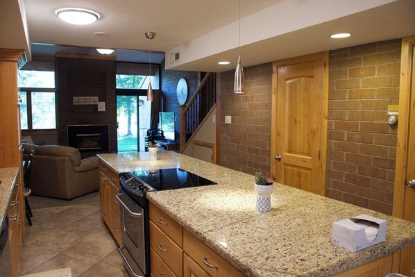 冷蔵庫、電子レンジ、オーブン、コンロ