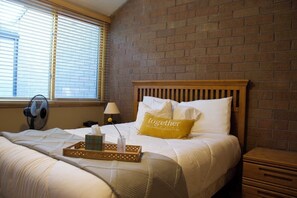 3 habitaciones, escritorio, tabla de planchar con plancha y wifi 