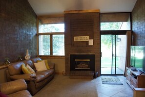 スマートテレビ、暖炉、DVD プレーヤー