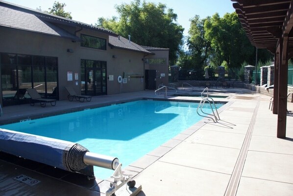 Alberca al aire libre y alberca climatizada