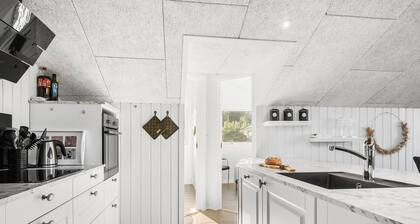 5 bedroom cozy home in Hejls