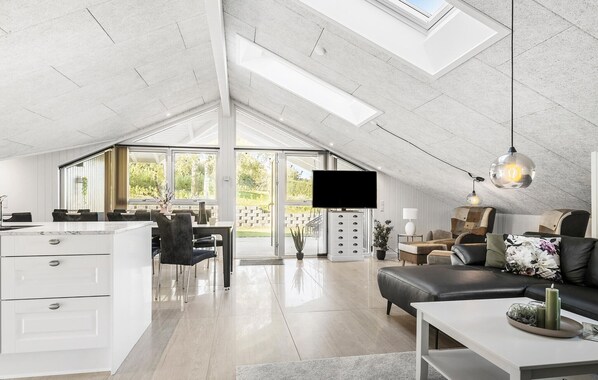 Smart TV - 5 bedroom cozy home in Hejls (Hejls)