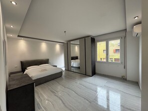 2 bedrooms, iron/ironing board, WiFi, bed sheets - 10 minutes to the airport and main venice land. free parking area. (Venezia)