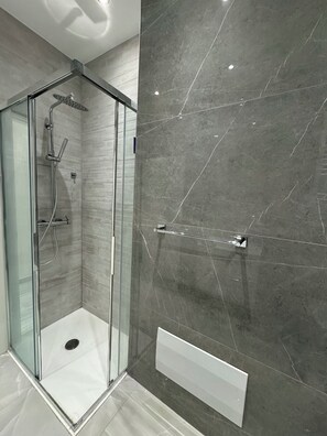 Hair dryer, towels, soap, toilet paper - 10 minutes to the airport and main venice land. free parking area. (Venezia)