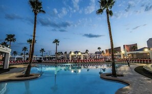 Pool - Cozy resort in awesome Las Vegas with AC, WiFi, fitness room. Premiere (Las Vegas)