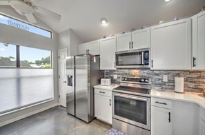 Microondas, horno, parrilla de estufa y lavavajillas