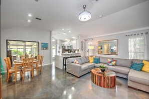 Smart TV, libros y monitor de computadora