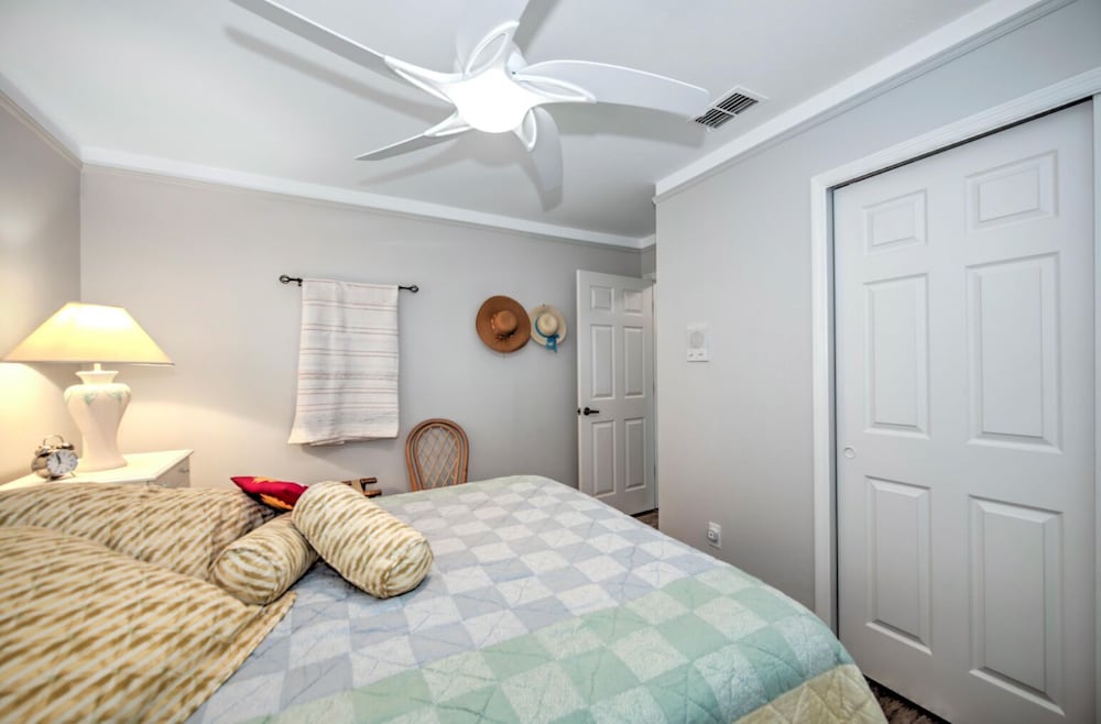 3bed house in fabulous Fort Myers with WiFi, AC, 6 miles from the