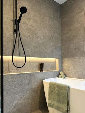 Dusche, Haartrockner, Handtücher, Seife