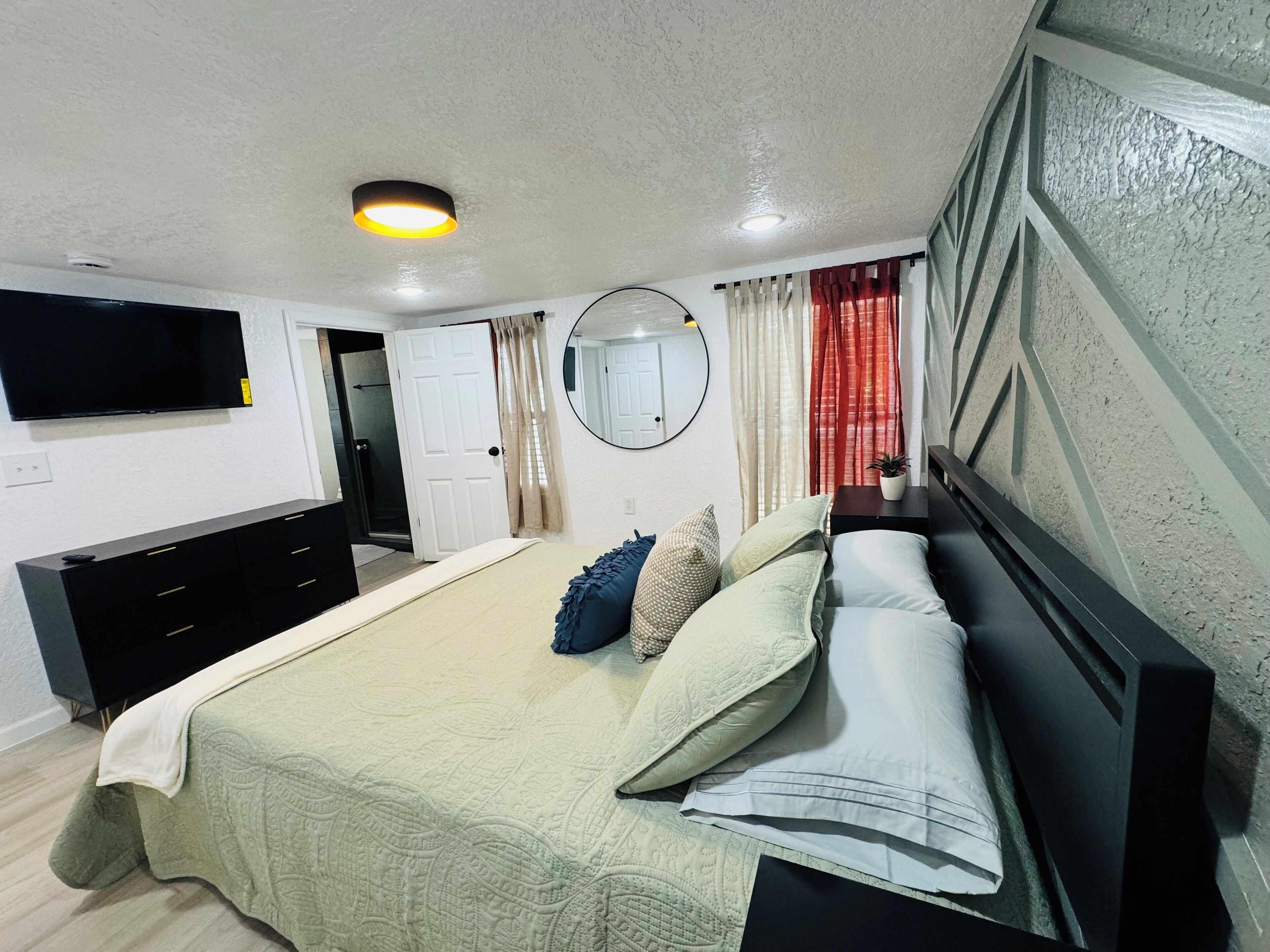 5 slaapkamers, een strijkplank/strijkijzer, wifi, beddengoed