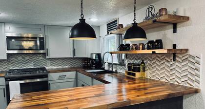 BEAUTIFUL 5-bedroom2.5 bath home in DOWNTOWN! Minutes from shops & restaurants.