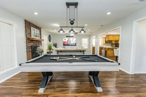 Suburban Oasis,Pool& Spa, Ping pong, Air Hockey, Pool table & Arcade, Cul De Sac
