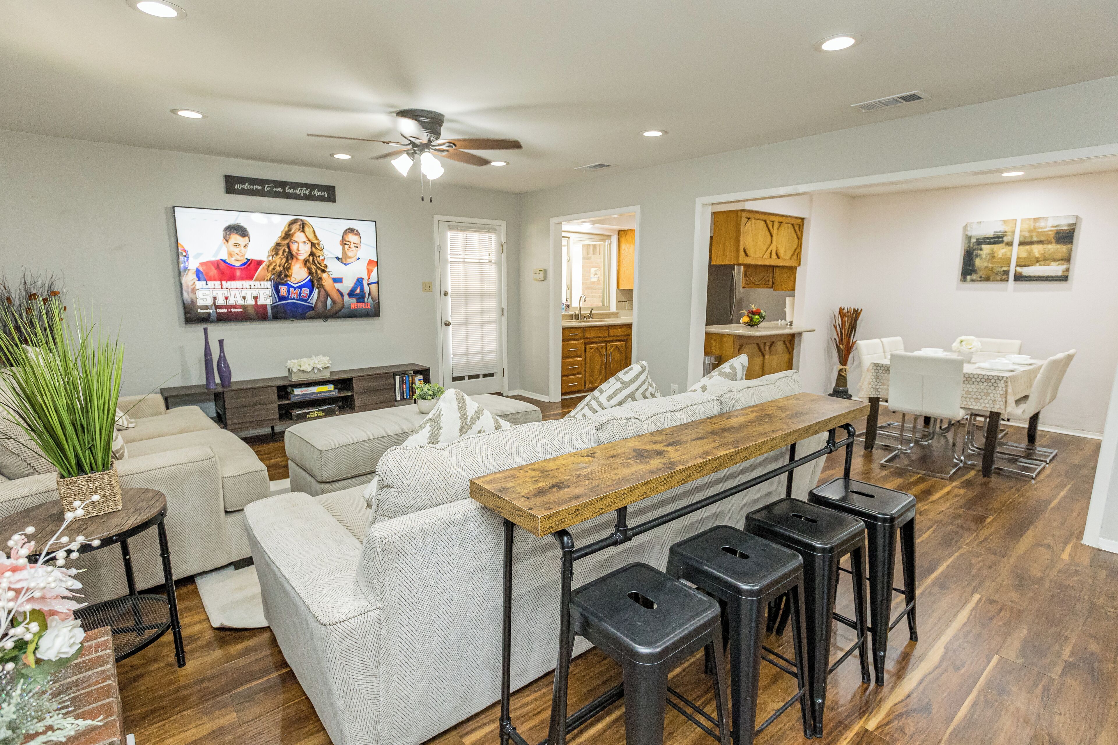 Una Smart TV, videojuegos, una mesa de tenis de mesa