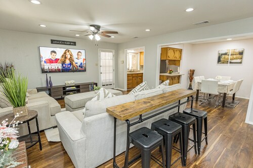 Suburban Oasis,Pool& Spa, Ping pong, Air Hockey, Pool table & Arcade, Cul De Sac