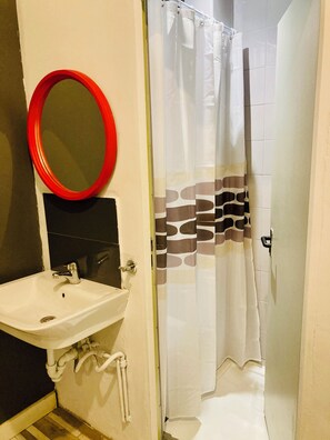 Eenvoudige kamer | Badkamer | Toiletpapier