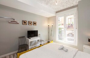 Basic Room | Free WiFi - Hey Lola Hostel (Barcelona)