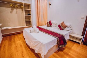 6 slaapkamers, een strijkplank/strijkijzer, wifi, beddengoed