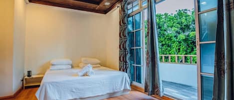 6 bedrooms, iron/ironing board, WiFi, bed sheets