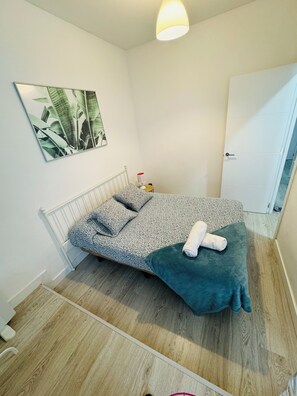 1 dormitorio, tabla de planchar con plancha, wifi y ropa de cama