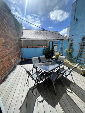 Outdoor dining - Central Beaumaris, EV charger, enclosed garden (Isle of Anglesey)