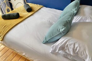 4 bedrooms, iron/ironing board, Internet, bed sheets
