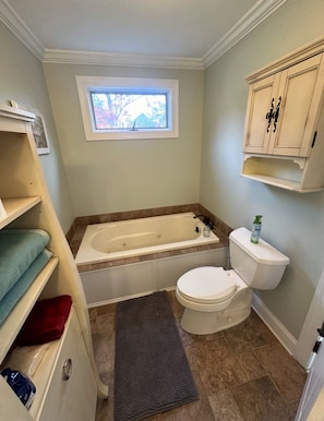 Douche, baignoire Ă jets, sĂšche-cheveux, serviettes fournies