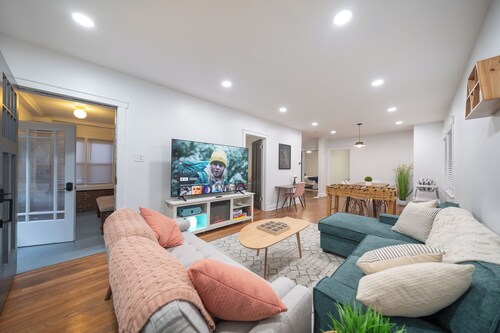 Spacious 5-bedroom house with movie room, game room and more!