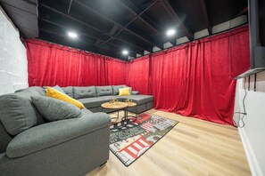 TV connectée, cheminée, baby-foot