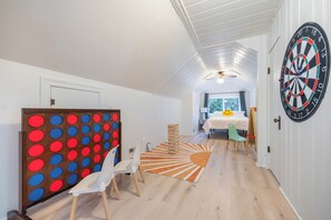 5 bedrooms, desk, iron/ironing board, WiFi