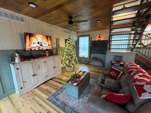 TV - Yeates Schoolhouse, Yeates Schoolhouse Guest Suites (New Haven)