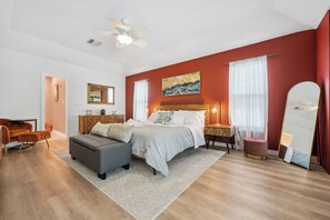4 Schlafzimmer, Schreibtisch, Bügeleisen/Bügelbrett, Reisekinderbett