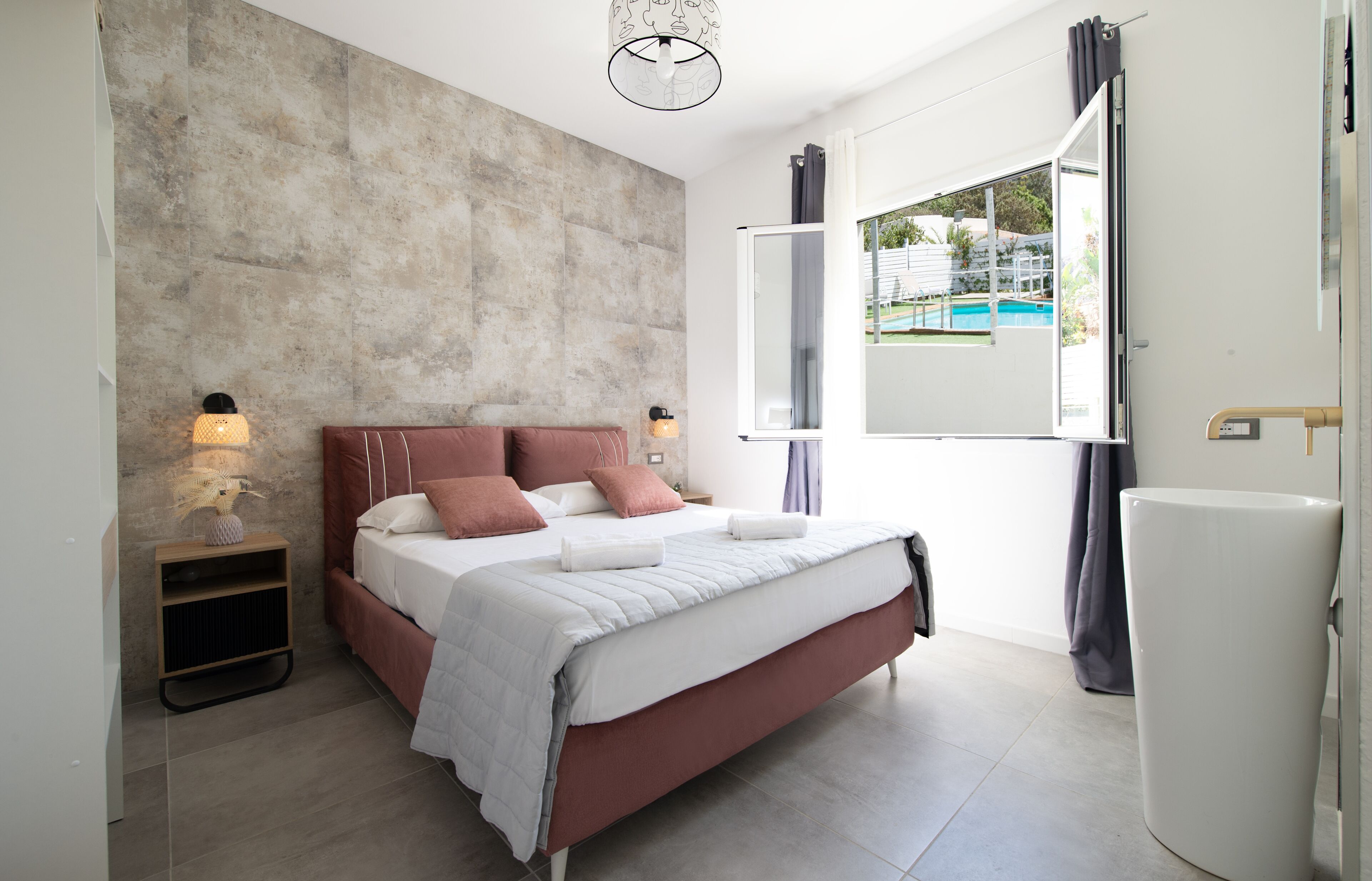 2 soverom, safe på rommet, strykejern/-brett og reiseseng for barn