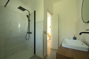 Shower, hair dryer, towels, soap - Villa Charme, a Villa with Private Pool, Jacuzzi, Fitness Area and Cocktail Bar. (San Vito Lo Capo)