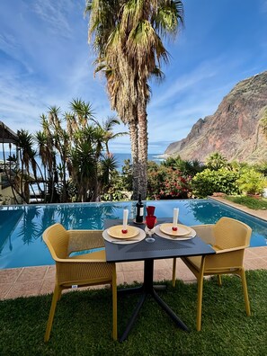 Outdoor dining - Room 'Suite Bela Vigia 3' with Shared Pool, Shared Garden and Wi-Fi (Jardim do Mar)