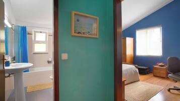 Regadera, secadora de cabello, toallas