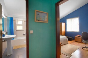 Shower, hair dryer, towels - Room 'Suite Bela Vigia 3' with Shared Pool, Shared Garden and Wi-Fi (Jardim do Mar)