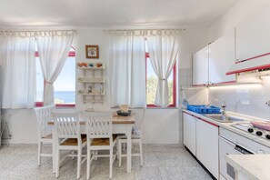 Fridge, oven, stovetop, coffee/tea maker - Villa 'Bissu' with Sea View, Private Terrace and Air Conditioning (Castro)