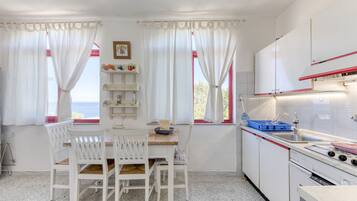 Kjøleskap, ovn, kokeplater og kaffetrakter/tekoker