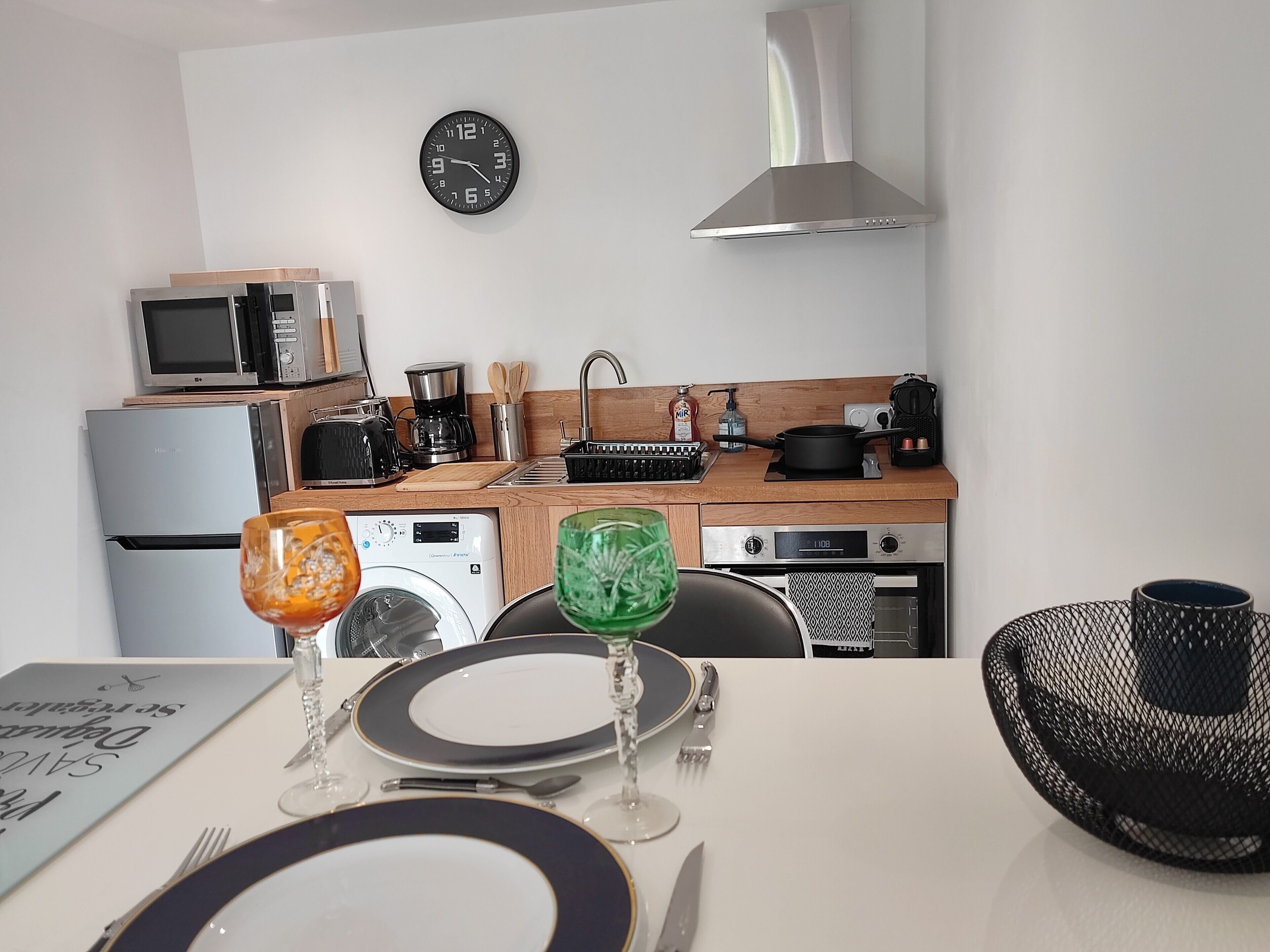 Refrigerador, microondas, horno y parrilla de estufa 