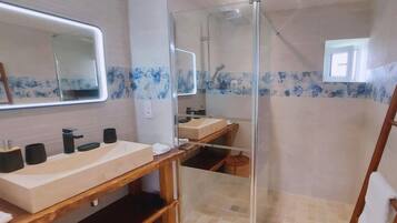 Bruser, hårtørrer, håndklæder