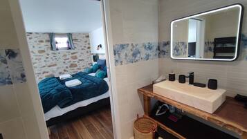 Een strijkplank/strijkijzer, gratis wifi, beddengoed