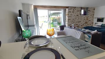 Iron/ironing board, free WiFi, bed sheets